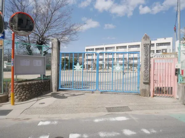 徒歩4分。低学年のお子様でも負担が少なく通学できる距離に位置しています。