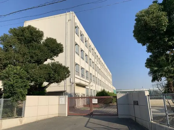 徒歩10分。1974年開校の中学校。部活動は、バレーボール・テニス・陸上などの運動部があります。