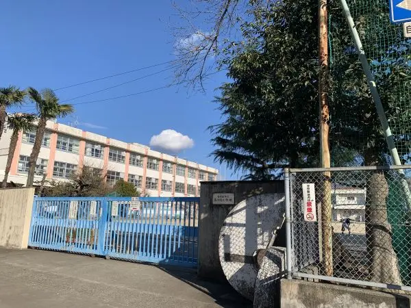 徒歩3分。毎日の通学も負担が少なくすみそうな距離です。学校教育目標は活力ある子の育成。