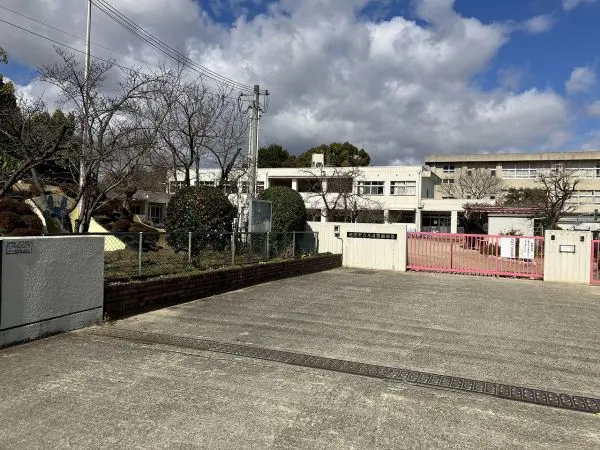 耳成西幼稚園までは徒歩11分です。毎日のお子様の送り迎えもしていただきやすい距離となっております。