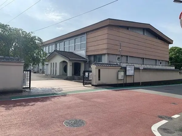 奈良市立明治小学校までは徒歩2分の立地です。毎日のお子様の通学もしていただきやすい距離です。