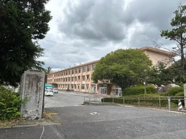 徒歩13分。学校での活動の様子や学校からのお知らせなどがHPで確認できます。