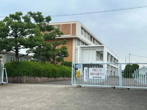 徒歩13分。お友達とのおしゃべりを楽しみながら通学ができそうな距離です。学校HPにて日誌が公開。