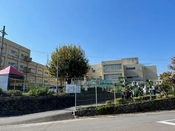 宇治市立南部小学校まで徒歩6分です。