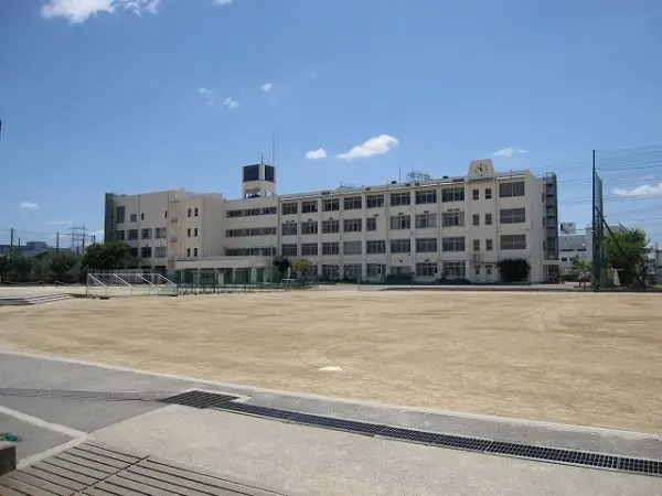 八尾市立亀井中学校まで徒歩１６分