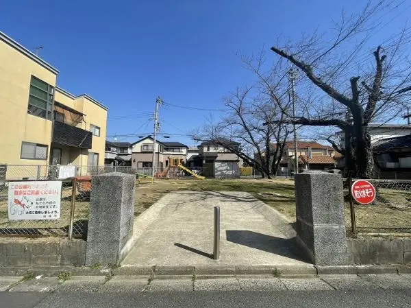 東公園まで徒歩4分です。