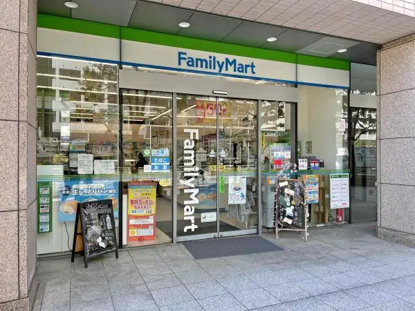 徒歩2分。ちょっとしたお買い物や、買い足し等にも最適な距離にあるコンビニです。