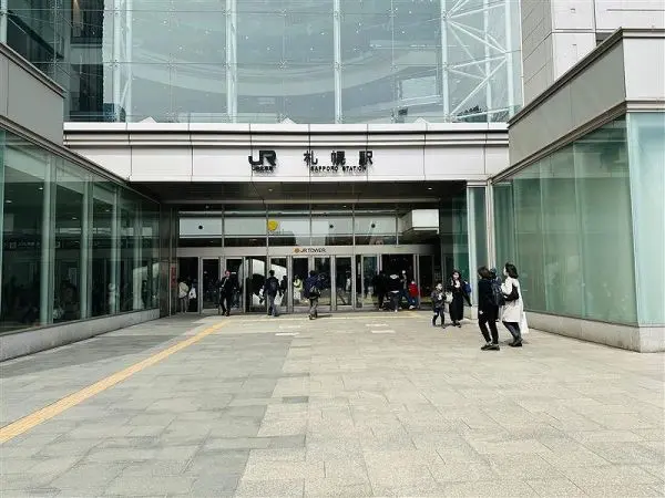JR「札幌」駅です。
徒歩4分のところにあります。