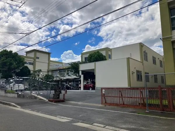 大津市立日吉中学校まで徒歩33分です。
