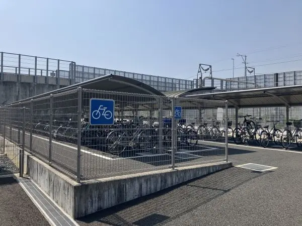 徒歩5分。自転車210台、原付・自動二輪40台が駐車可能です。24時間年中無休、無料で利用できます。