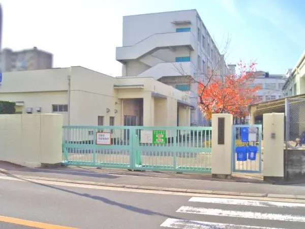 市立第四中学校まで徒歩13分。部活動などで帰宅時間が遅くなりそうな日も負担が少なく済みそうな距離です