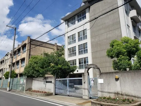 勉強や部活動で忙しくなる時期にも通いやすい距離です。