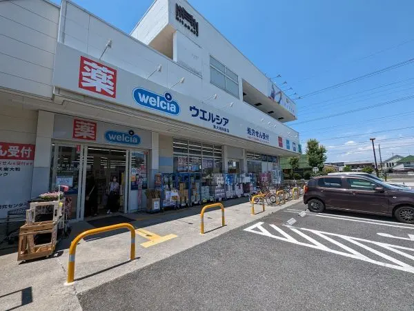 徒歩3分。調剤薬局が併設されている店舗です。医薬品のほか、日用品や食品の取り扱いがあります。