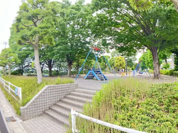 徒歩1分／小さな子供が遊べる遊具があり、手入れの行き届いた緑も豊富な家族で楽しめる公園。
