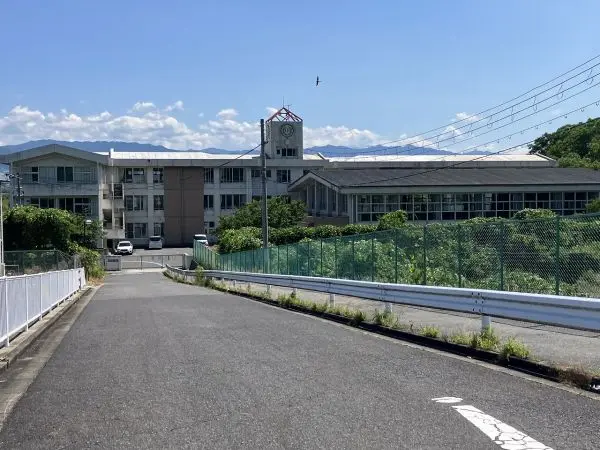 五條市立牧野小学校までは徒歩７分です。毎日のお子様の通学もしていただきやすい距離となっております。