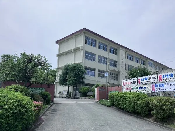徒歩15分圏内に中学校があります