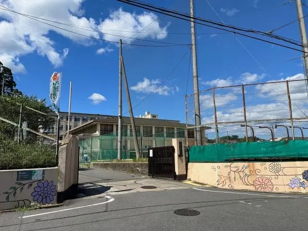 京都市立衣笠中学校まで徒歩18分です。