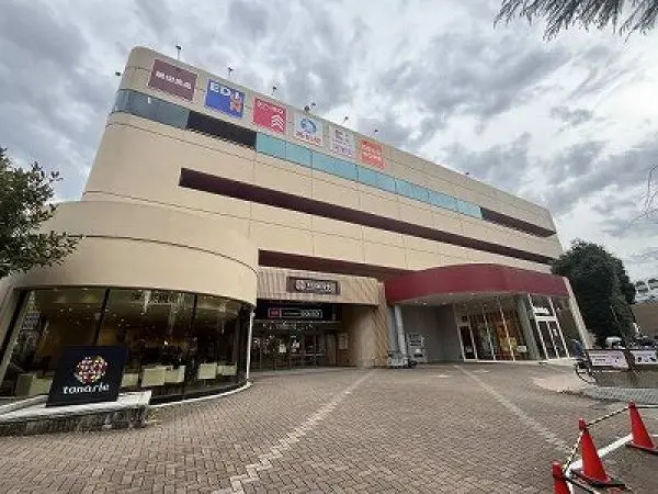 スーパー、衣料品店、雑貨店、洋菓子店、クリーニング店など多彩なお店が入るショッピングセンター。
