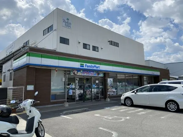 ファミリーマート東大阪加納店まで徒歩３分（約２４０ｍ）