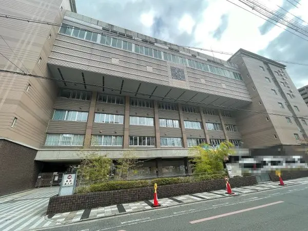 京都市立京都池中学校まで徒歩2分です。
