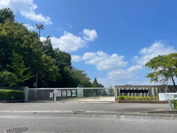 徒歩2分。毎日の通学も負担が少なくすみそうな距離です。