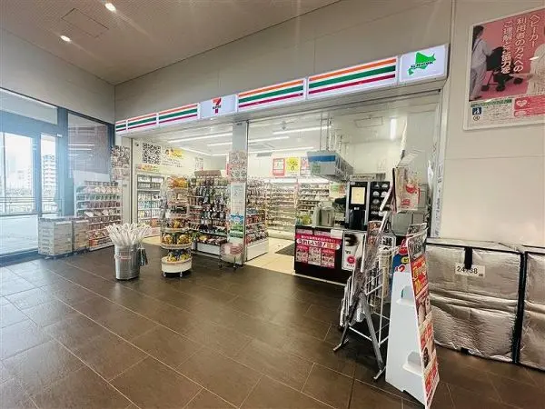 セブンイレブン北海道ST苗穂店です。
苗穂駅改札付近にあります。