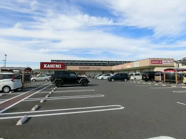 徒歩12分。営業時間は9:00～24:00。食料品・酒類などが取り扱われています。