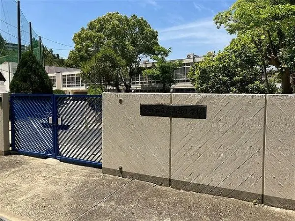徒歩3分と近く、背景に箕面山を臨み、緑豊かな自然に恵まれた小学校です。