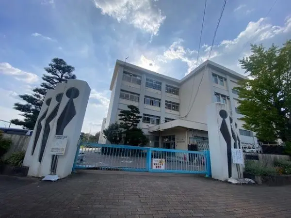 徒歩9分。6年間通う小学校は通いやすい距離で、小さなお子様も無理なく通学していただけます。