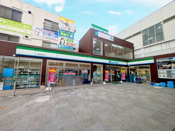 徒歩2分。ちょっとしたお買い物や買い忘れた物の買い足しなどにも気軽に立ち寄れるコンビニです。