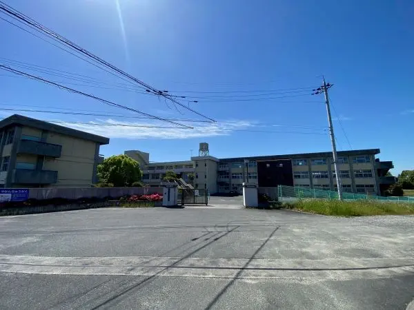 天理市立丹波市小学校までは徒歩１０分の立地です。毎日のお子様の通学も元気に通っていただける距離です。