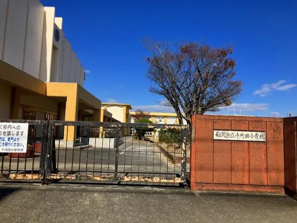 徒歩24分。年間行事は、運動会・修学旅行・学習発表会など。