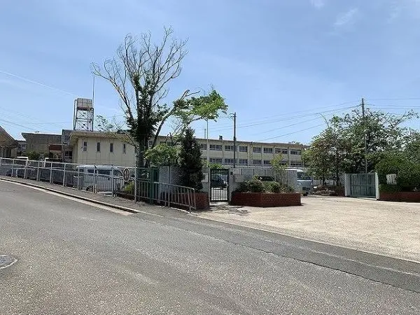 市立三碓小学校までは徒歩１５分です。毎日のお子様の通学も元気に通っていただける距離となっております。