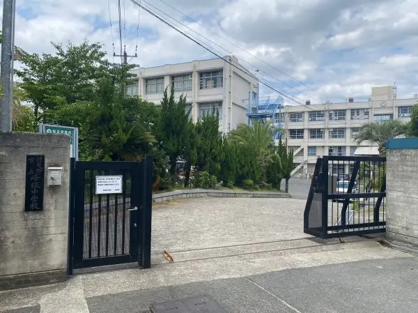 峰塚中学校まで徒歩２１分