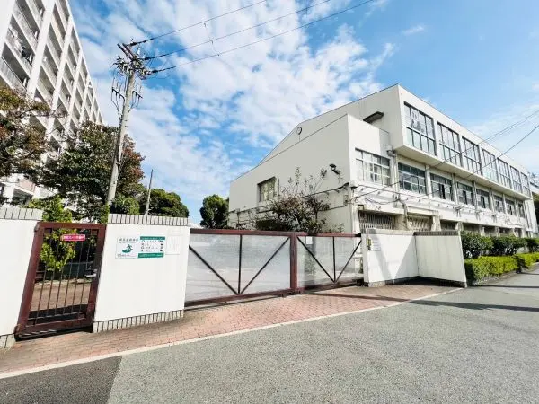 神戸市立魚崎中学校までは徒歩１１分です。徒歩でも自転車でも通いやすい距離です。
