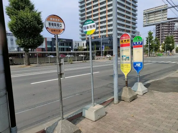 徒歩約1分。