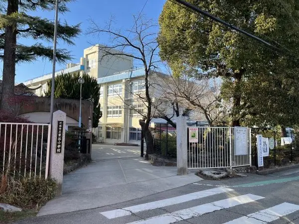お子様が6年間通学しやすい距離にあります。HPに、学校の風景が写真付きで掲載されています。