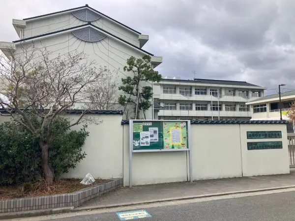 広陵東小学校まで徒歩約１８分です。毎日のお子様の通学も元気に通っていただける距離となっております。