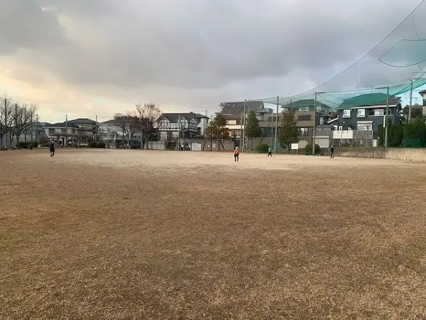 真弓少年スポーツ公園までは徒歩2分の立地です。お子様を連れてのお出かけもしていただきやすい距離です。