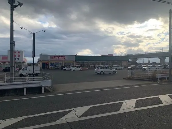 スーパーヨシムラ坊城店まで徒歩３分となっております。毎日のお買い物もしていただきやすい距離です。