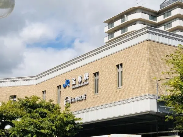 JR福知山線宝塚駅まで約110m 徒歩2分。三田・篠山口方面、尼崎・大阪・北新地方面へアクセス可能。