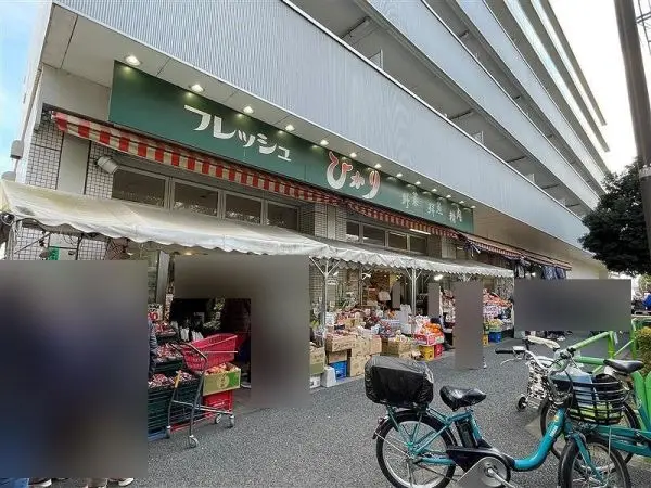 徒歩2分。鮮魚や青果が取り扱われている地元密着型のスーパーです。