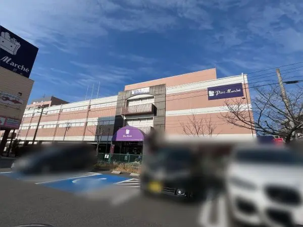 徒歩3分。食料品、衣料品、住居関連用品などが販売されています。100円ショップや飲食店などの専門店有