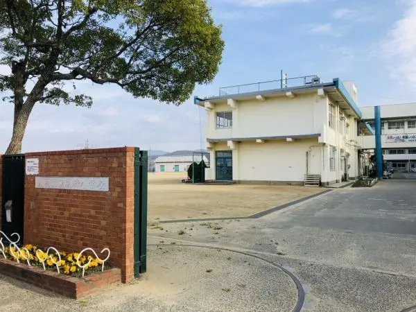 低学年のお子様でも無理なく通っていただける距離です。HPで学校生活の様子が写真付きで紹介されています