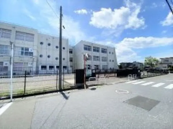 学校教育目標　「心やさしく、たくましい子供の育成」