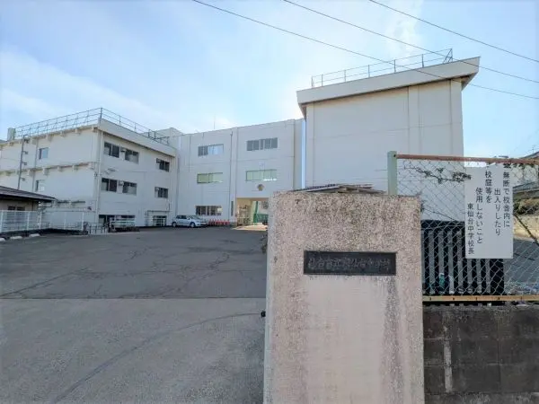 教育目標心身共に健康で，豊かな人間性と確かな学力を身に付け，社会の変化に主体的に対応できる生徒の育成