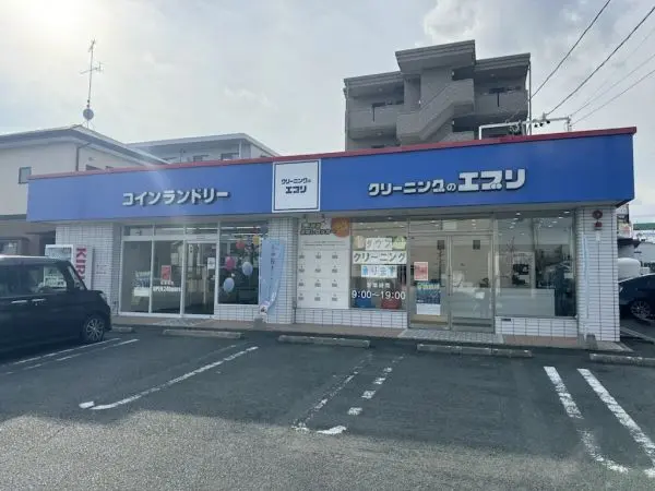 徒歩3分。環状線(県道65号線)沿い、浜松医大へ抜ける道との交差点角にあります。