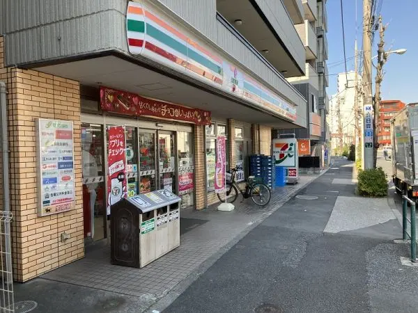 徒歩6分。24時間営業。志茂駅周辺にはコンビニが複数あるため、使い分けることもできそうです。