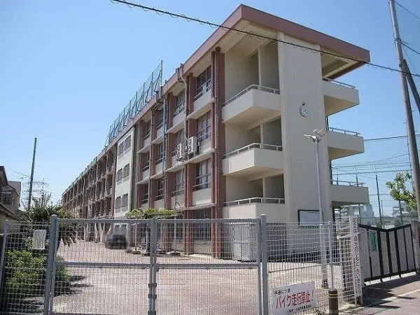 八尾市立龍華中学校まで徒歩１６分