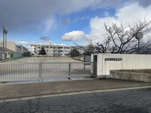 八木中学校まで徒歩１２分の立地です。毎日のお子様の通学もしていただきやすい距離となっております。